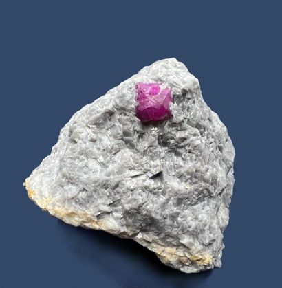 null Rubis : cristal pyramidal (1 cm) rouge violet et brillant, bien formé avec 

excroissance,...