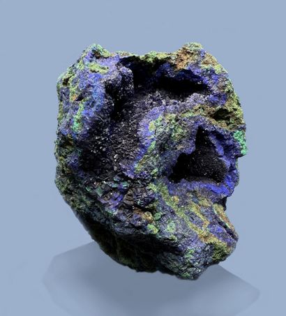  Azurite, malachite : azurite microcristallisée bleu nuit dans de petites géodes,...