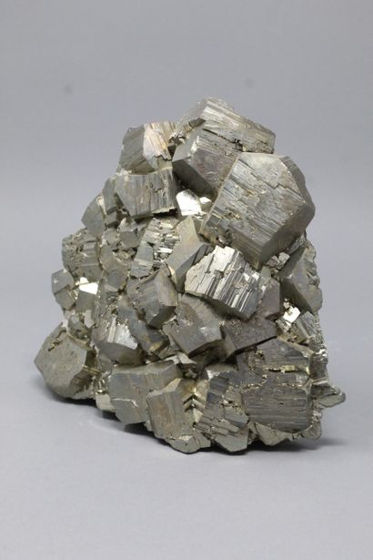 null Pyrite : bel agrégat de dodécaèdres brillants jusu'à 4 cm 

Mine San Genaro,...