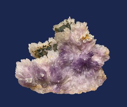 null Quartz "fleur d'améthyste" : belles cristallisations radiées mauve pale à violet...