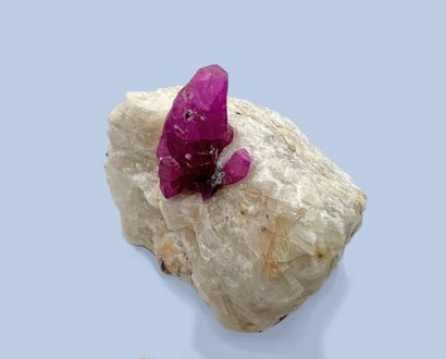 null Rubis : iimposant cristal terminé (3,5 cm) rouge violet et brillant sur gangue...