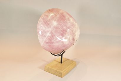 null Bénitié en quartz rose. 
Dim. : env. 33 x 42.5 cm. 
Restauration.