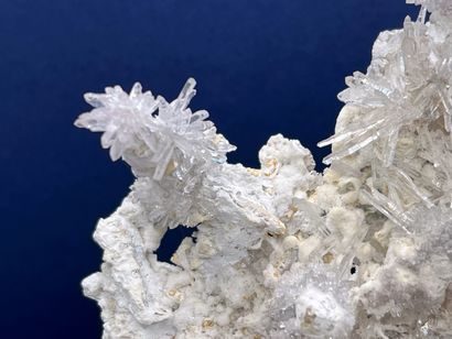 null Quartz "amethyst flower": original crystallization with small sprays (flowers)...