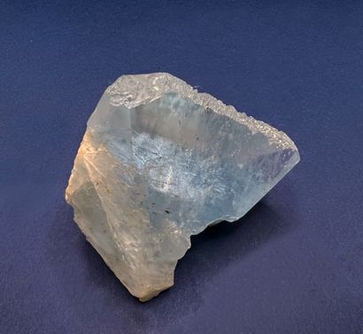 null Blue topaz : beautiful free prismatic crystal, gem (slightly loaded), of well...