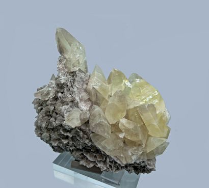null Calcite, quartz: light yellow translucent biterminated calcite prisms (up to...