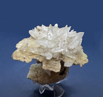 null 
"Fleur de calcite" en deux générations : scaléonèdres blancs nacrés (4 cm,...