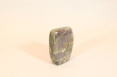 null Labradorite golden/purple. 

Hauteur : env. 12.5 cm.