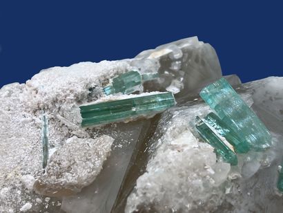 null Rarissime indogolite type "Paraiba", sur quartz : prismes biterminés gemmes

et...