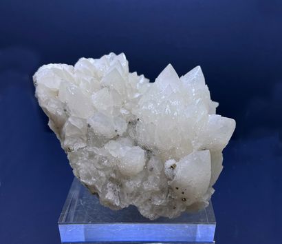  Quartz, pyrite : belle gerbe de cristaux blancs en pointe (jusqu'à 6 cm), 
saupoudré...