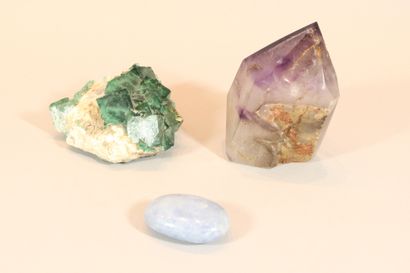 null Lot including an important crystal of amethyst, a pebble of blue calcite and...