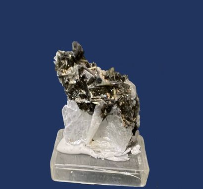 null 
Epidote, quartz (soclée) 



Dimensions : 5 cm
