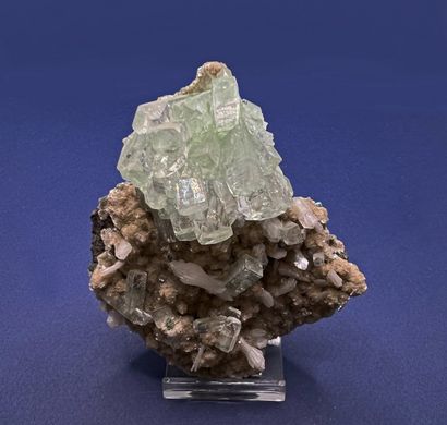 null Green apophyllite, stilbite : aggregate of bright green prisms, perched on 

pearly...