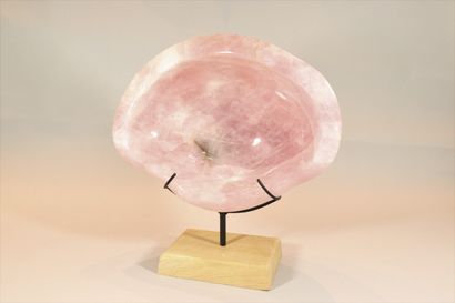 null Bénitié en quartz rose. 
Dim. : env. 33 x 42.5 cm. 
Restauration.