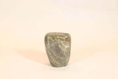 null Labradorite golden/purple. 

Hauteur : env. 12.5 cm.