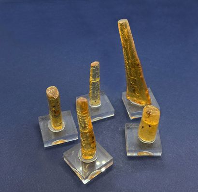 null Ambre avec inclusions : cinq morceaux de stalactites (diam. 1 / 2 cm) 

transparentes...