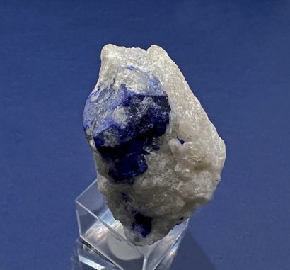 null Lapis Lazuli, quartz : cristaux de forme peu affirmée (2,5 cm) mais d'une jolie...
