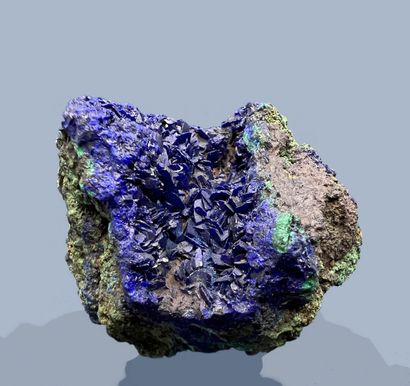  Azurite, Malachite : rhomboèdres bleus brillants dans petite géode, traces 
vertes...