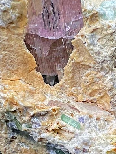 null Pink kunzite, green hiddenite: main crystal (4 cm) translucent pink on a gangue...