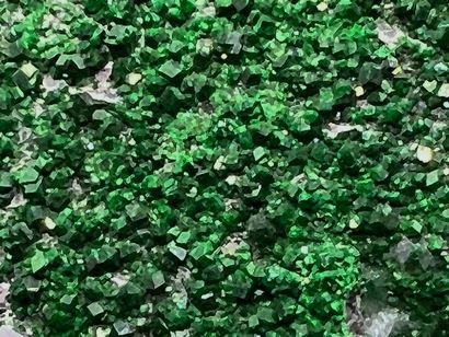 null Uvarovite (grenats) : parterre de cristaux millimétriques vert vif, gemmes,...