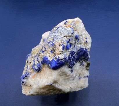 null Lapis Lazuli, calcite : cristaux bleu indigo aux formes floues sur calcite blanche...