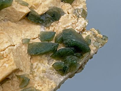 null Hydroxyl - apatite verte : prismes aplatis vert foncés (2-3 cm) isolés sur gangue...