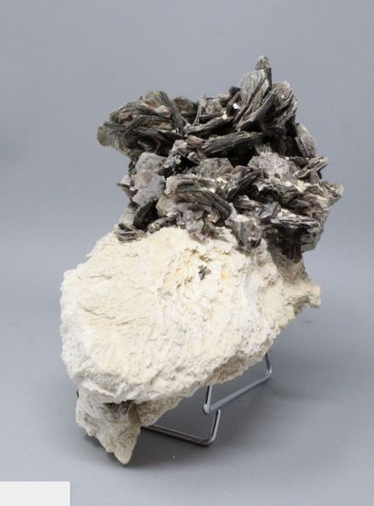 null Phlogopite (mica) : nice aggregate of well formed brown and shiny foliated crystals

on...