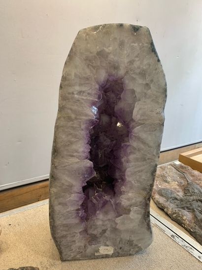 null Amethyst geode 

Brazil. 

Height: about 58 cm. - Width: approx. 27 cm. - Thickness:...