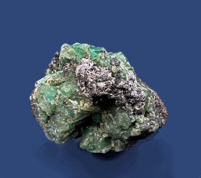  Emeraude (béryl), phlogopite, schorl : cristaux allongés vert pale , translucides...