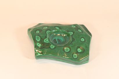 null Important piece of malachite scuplted. 

Size : about 31 x 23 cm.