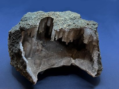 null 
Quartz améthysé : élégante géode de calcédoine avec stalactites améthysées...