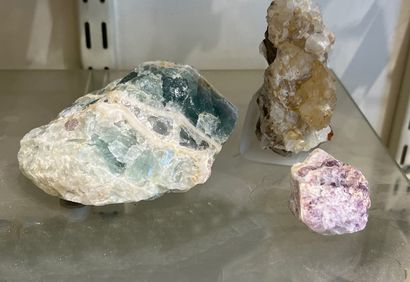 null Fluorites : trois spécimens peu cristallisés, verte, mauve, avec calcite 

Dimensions...