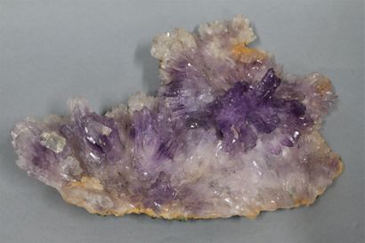 null Quartz "fleur d'améthyste" : belles cristallisations radiées mauve pale à violet...