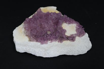 null Octahedral pink-mauve fluorite: elegant string of well-formed octahedra 

on...
