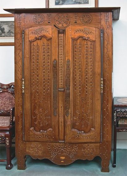 null Petite armoire à deux portes en bois naturel incrusté de motifs en bois clair...