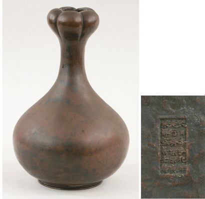 null Vase en bronze à col polylobé. Porte une inscription se rapportant à l'époque...