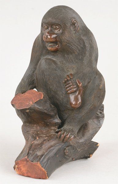 null Sujet en bronze représentant un singe assis sur un tronc d'arbre. Japon, XIXe...
