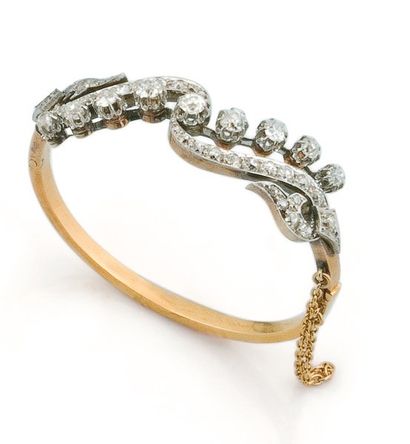 null Bracelet rigide articulé en or jaune et argent orné d'une ligne de neuf diamants...