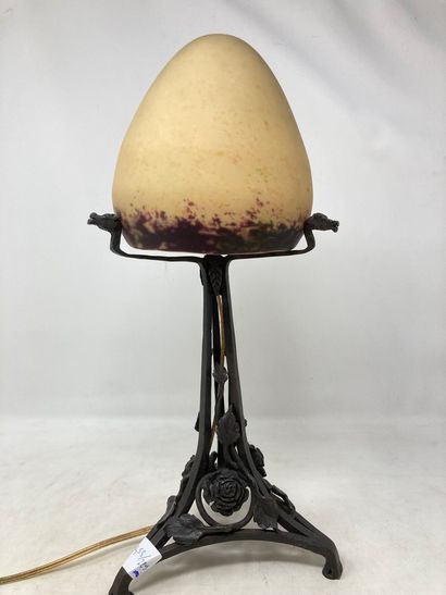 null Lampe en verre marmoréen rosé de forme champignon sur un pied en fer forgé martelé...