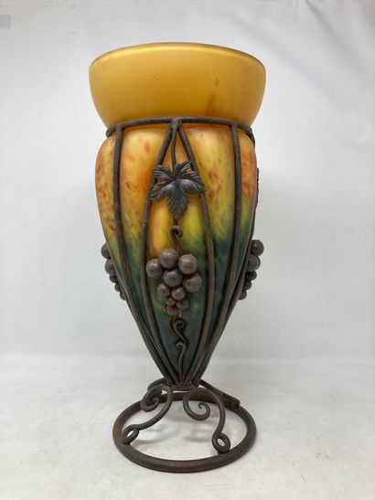 null Le Verre Français 

Vase en verre marmoréen orange et vert cerclé dans un pied...