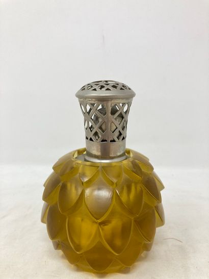 null René Lalique 

« Artichaut » Lampe berger en verre pressé moulé teinté orange....