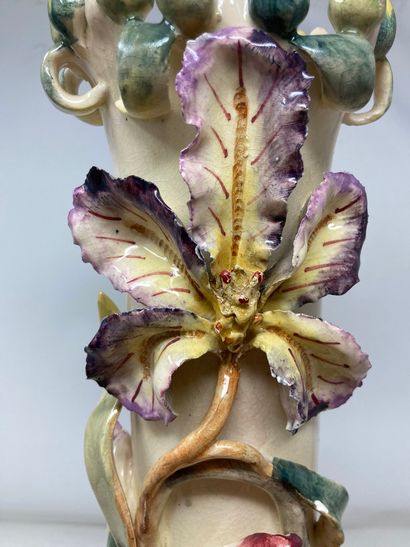 null Vase en barbotine aux libellules et fleurs. 

Petite égrenure. 

H. : 46cm