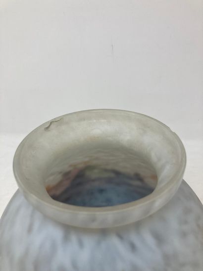 null Muller, dans le goût de

Vase boule en verre marmoréen. 

Eclats au col.