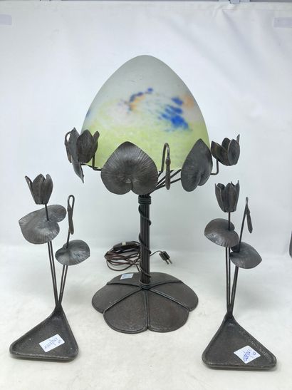 null Grande lampe champignon en verre marmoréen blanc et bleu sur un pied en fer...