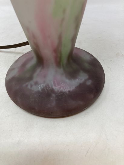 null Muller 

Lampe champignon en verre marmoréen violet et rose. Signée. 

H. :...