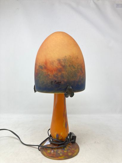 null Le verre Français 

Pied de lampe en verre marmoréen orange. La chapeau champignon...