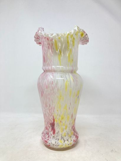 null Clichy 

Grand vase en verre tacheté jaune et rose. 

H. : 30cm