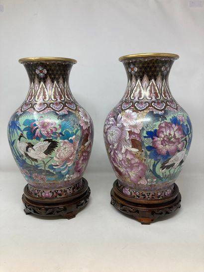 null Chine, XXème. 

Deux vases cloisonnés à décor de hérons et fleurs. Sur un socle...
