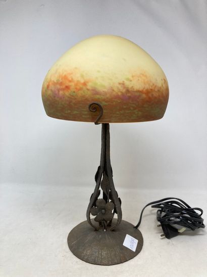 null Lampe champignon en verre marmoréen sur son pied en fer forgé martelé à décor...