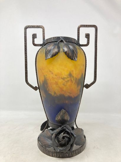 null Muller 

Vase en verre marmoréen cerclé de fer forgé à décor de fleurs. 

H....