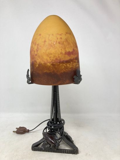 null Lampe champignon en verre marmoréen orange sur son pied en fer forgé à décor...